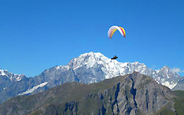 Scoprire la Valle d'Aosta in parapendio
